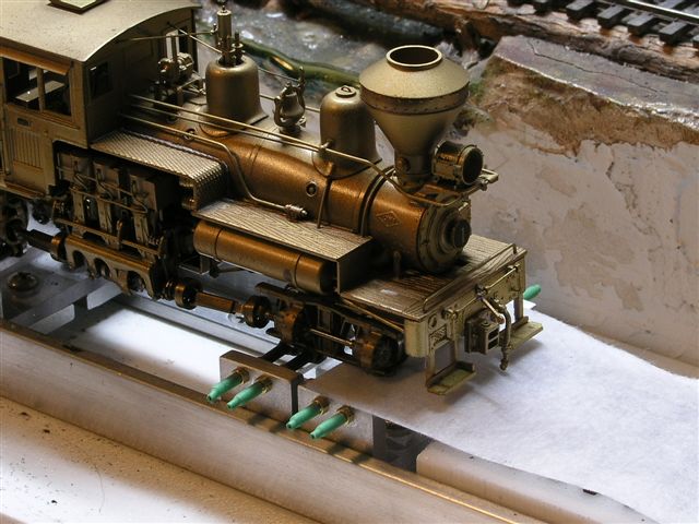 Testraxx and the Benson are ready. The patch is then placed on top of one carriage and the engine is carefully set into place upon it...